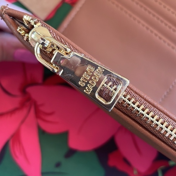 Brand New Steve Madden Cruz Cognac Trifold Snap Wristlet Wallet Gold Tone Chain - Picture 13 of 16